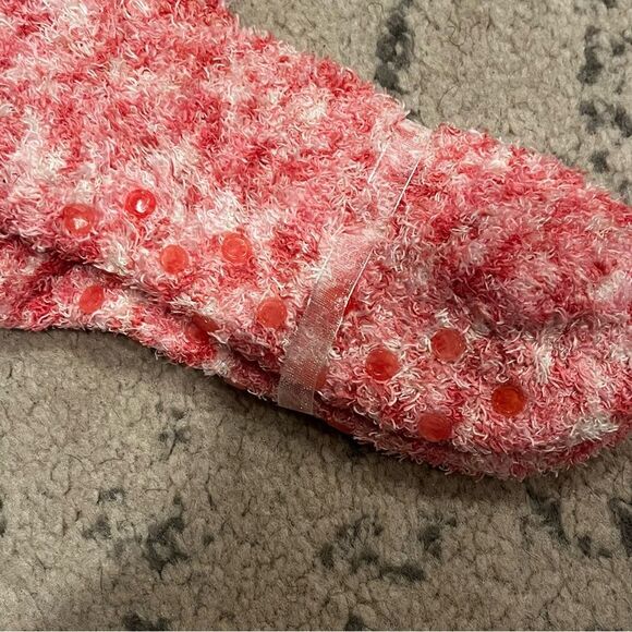 NWT Izod Pink Fuzzy Slipper Socks With Grips - Picture 2 of 3